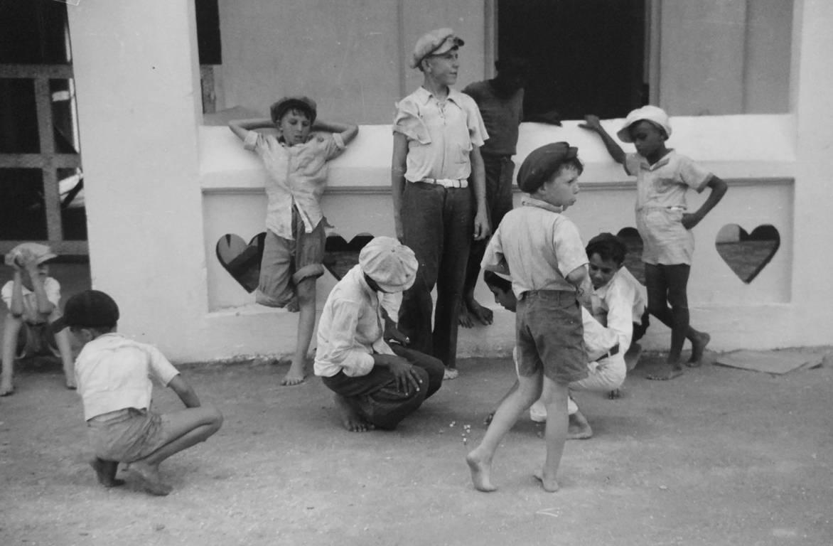 Portrait Photograph de Jack Delano - Niños jugando a las canicas, Santo Tomás, Islas Vírgenes de EE.UU.