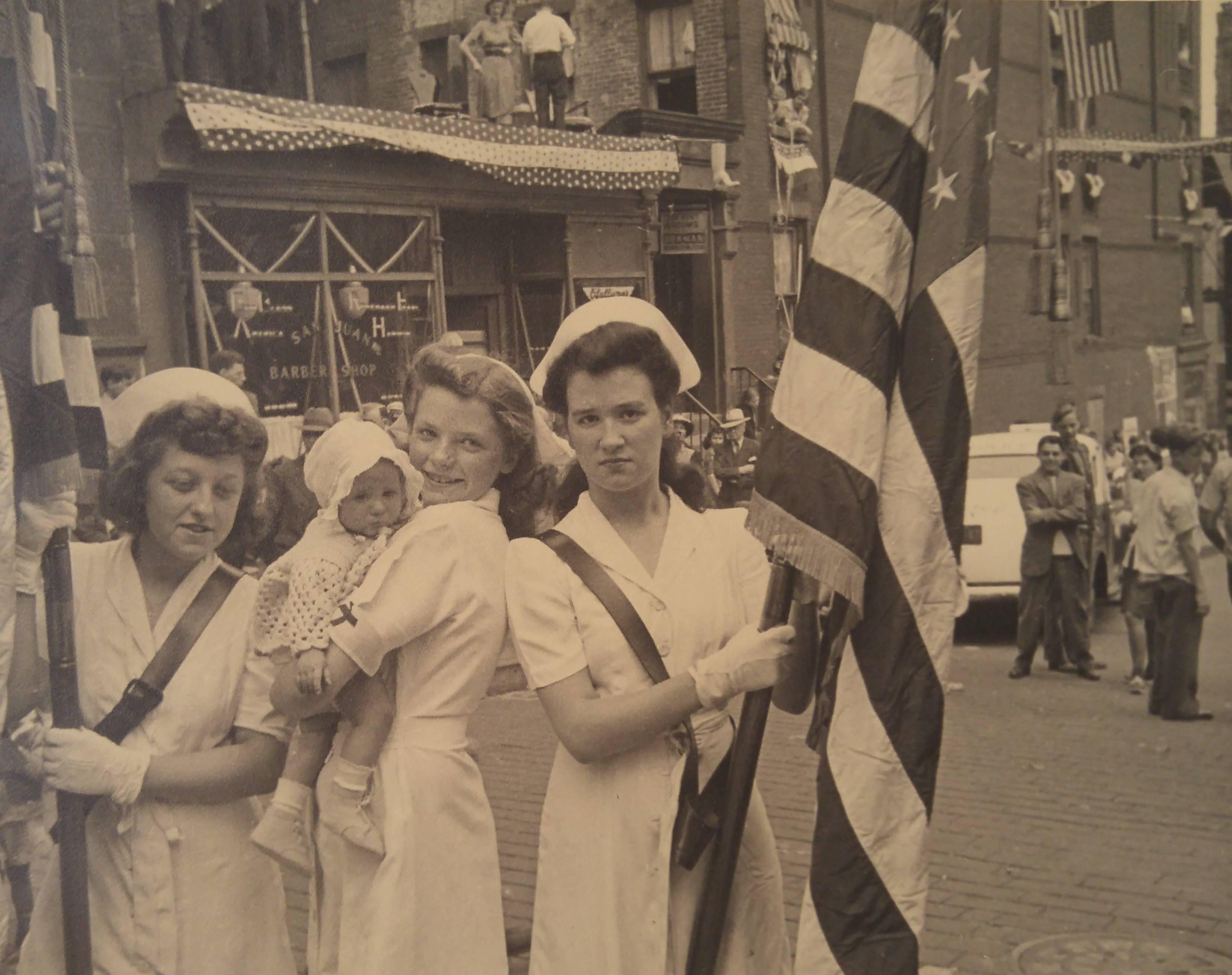 John Albok Black and White Photograph – Zweiter Weltkrieg, Demonstration für schnellen Sieg