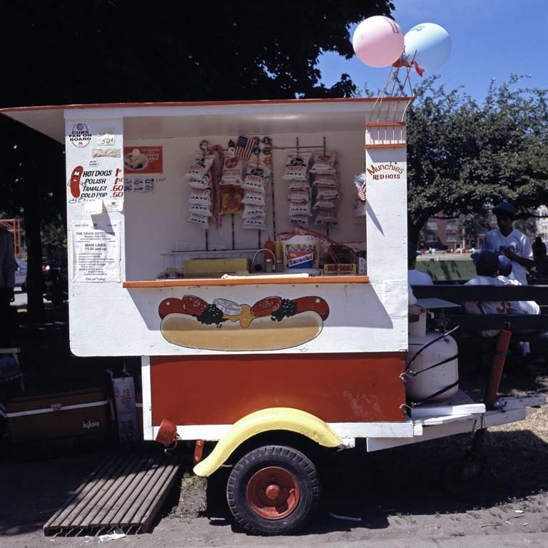 Patty Carroll Figurative Photograph – Munchie's Rollwagen