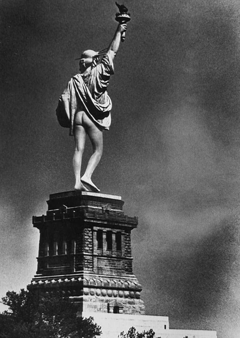 Alfred Gescheidt Black and White Photograph - Statue of Liberty Mooning