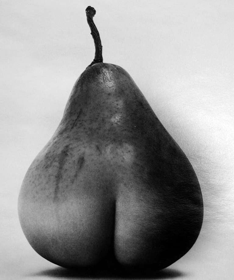 Alfred Gescheidt Nude Photograph – Cheekey Pear