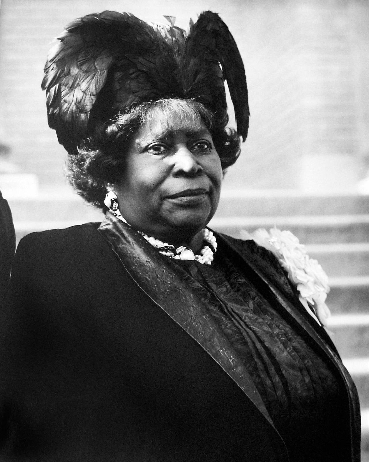 Earlie Hudnall Jr. Portrait Photograph – Lady mit schwarzem Hut und Federn