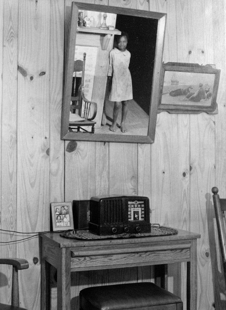 Jack Delano Black and White Photograph – Inneneinrichtung eines Sharecropper's Home, Greene County, Georgia