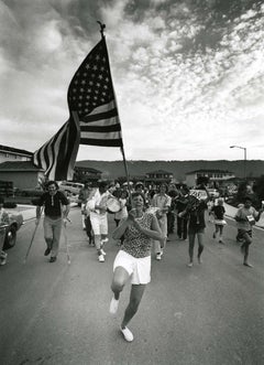 Femme de parade tenant le drapeau américain, de Suburbia