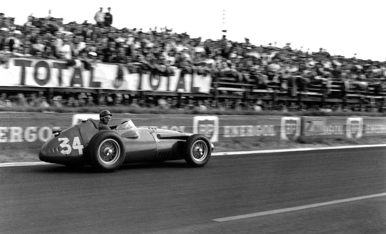 Jesse Alexander Black and White Photograph – Juan Manuel Fangio, Maserati 250F, Reims, Frankreich