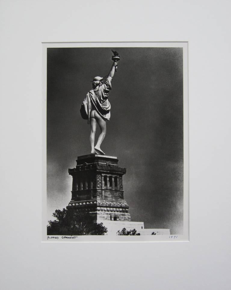 Freiheitsstatue Mooning – Photograph von Alfred Gescheidt