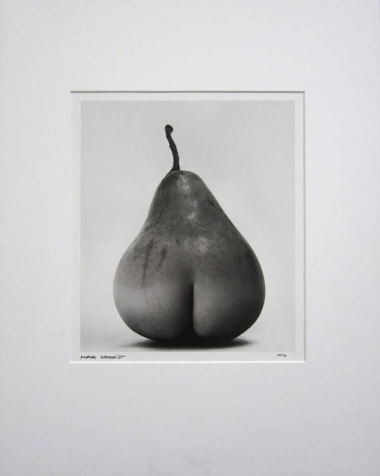 Cheekey Pear – Photograph von Alfred Gescheidt
