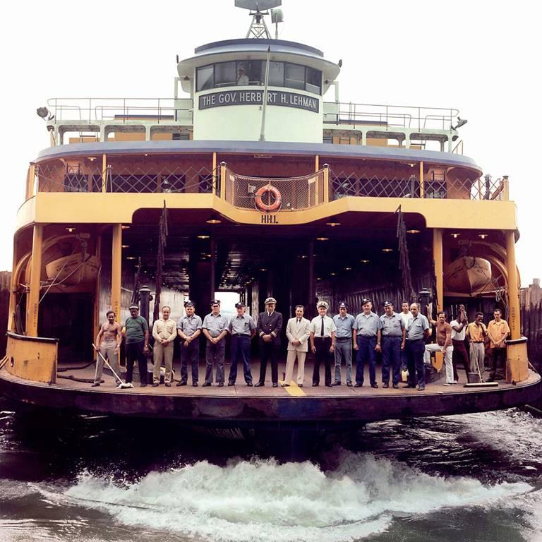 Color Photograph Neal Slavin - Ferry de Staten Island, baie de Narrows, NY