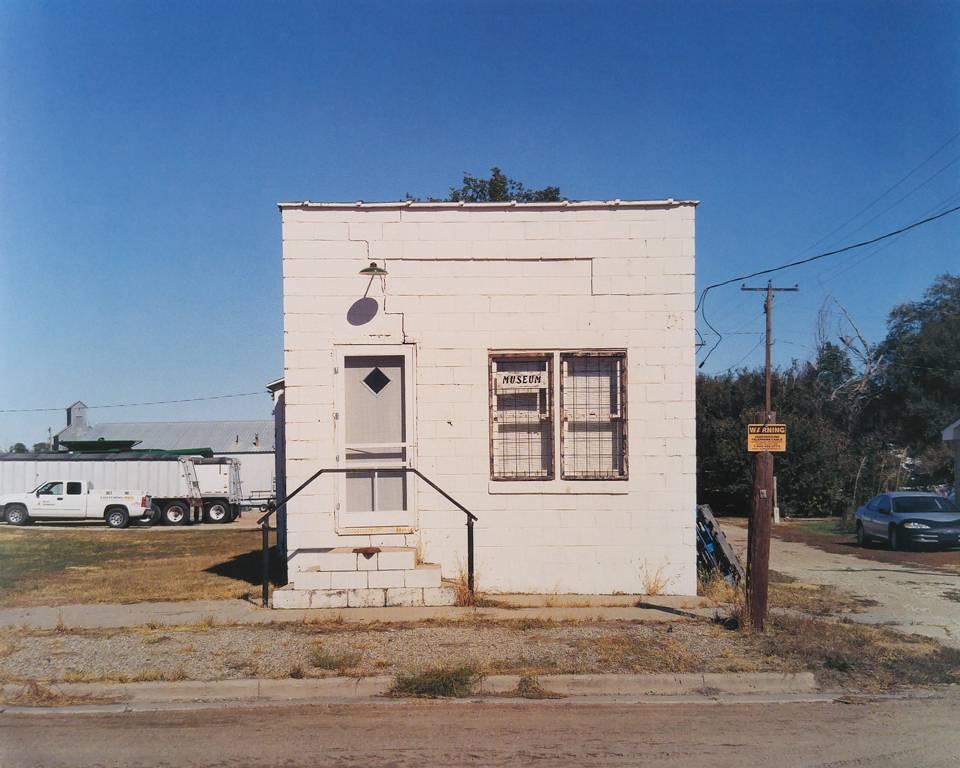 Peter Brown Landscape Photograph – Bird City, Kansas (Museum), aus West of Last Chance