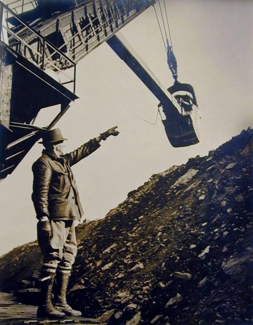 William Rittase Black and White Photograph – Ohne Titel - Mann, der den Dampfschaufel steuert