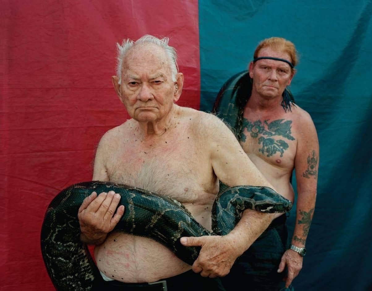 Jimmy & Dena Katz Portrait Photograph – Ward und Roter hält Schlange, New Jersey, aus der Welt der Wunder, aus der Welt der Wunder