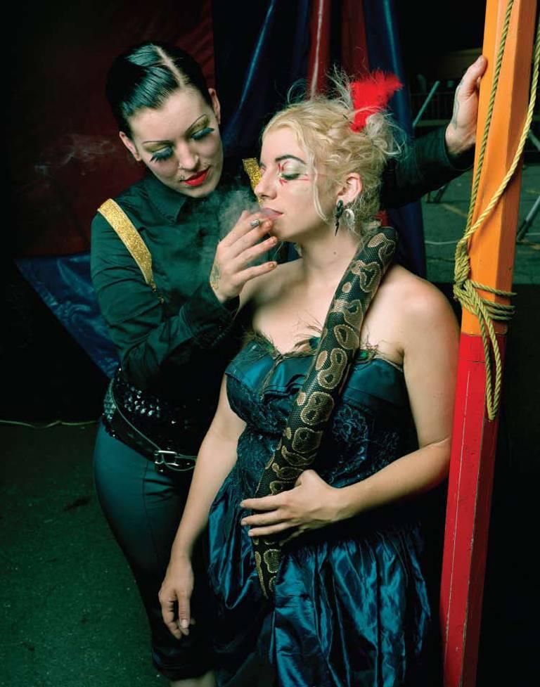 Jimmy & Dena Katz Color Photograph – Chelsea und Natalie mit Schlange, New Jersey; aus der Welt des Wunders