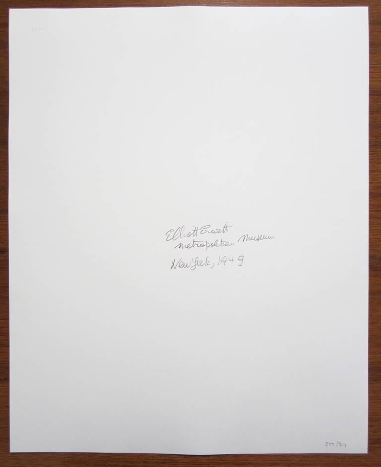 Offene Ausgabe
Signiert von Elliott Erwitt in schwarzer Tinte auf dem Druckrand
Verso mit Bleistift signiert, betitelt, datiert und mit diversen Vermerken von Elliott Erwitt versehen.
Papierformat: 20 x 16 Zoll. Bildgröße: 17 1/2 x 12 Zoll.

Elliott