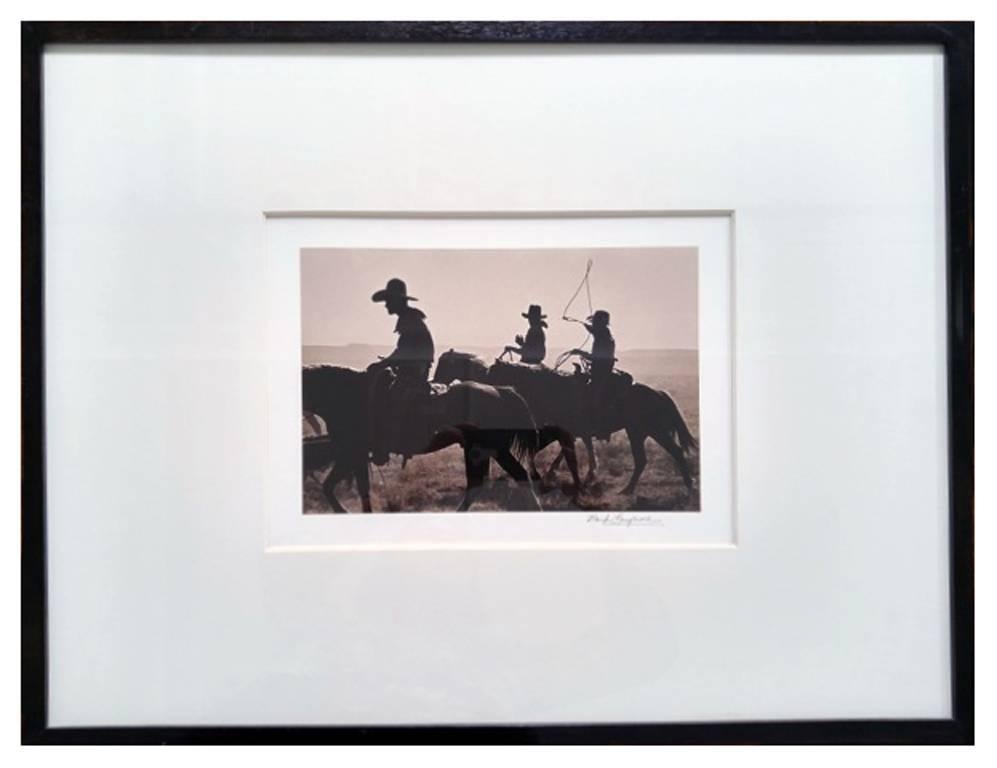 Ohne Titel (Drei Cowboys zu Pferd) von Bank Langmore, ca. 1973-75 im Angebot 1