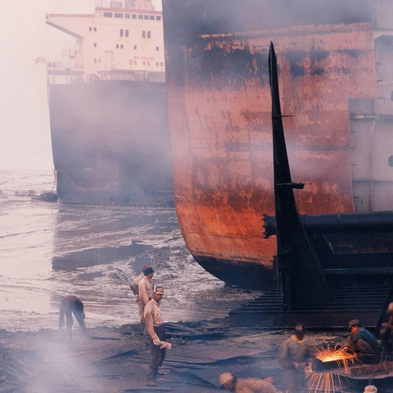 Shipbreaking #11, Chittagong, Bangladesh, 2000 - Contemporary Photograph by Edward Burtynsky