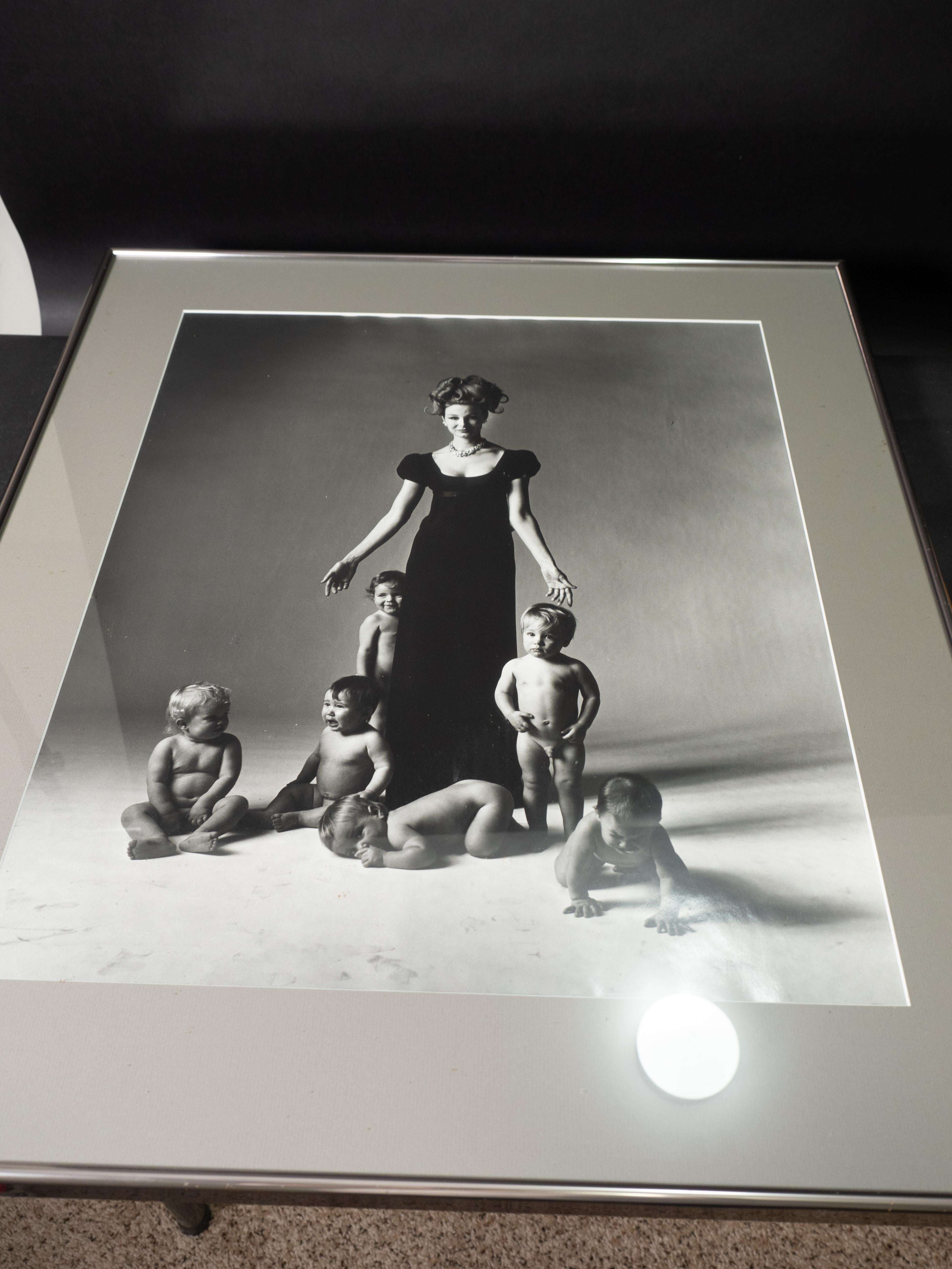 Monique and Babies ; Monique Chevalier dans Norman Norell Harvey Winston Diamonds  - Photograph de Bert Stern