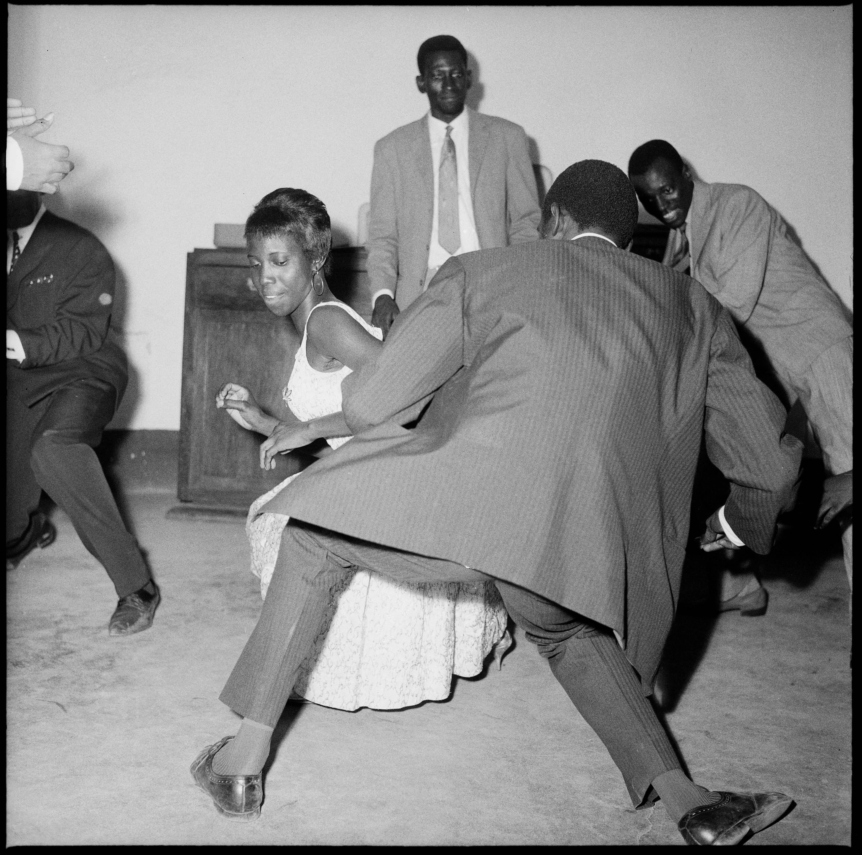 Malick Sidibé Black and White Photograph - Dansez le twist