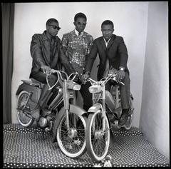 Vintage Les Trois Amis avec Motos