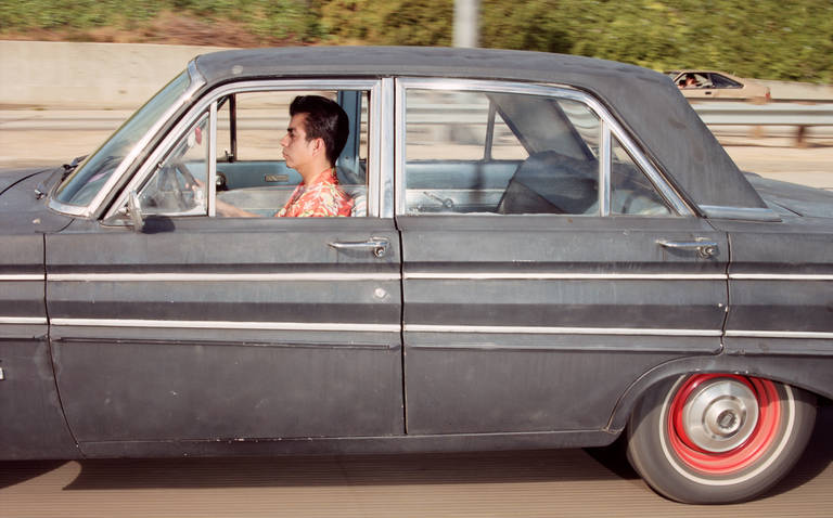 Portrait Photograph Andrew Bush - Man voyageant au sud à 67 mph sur la route 101 des États-Unis près de Montecito, Californie