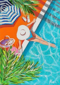 Donna con cappello bianco da sole a bordo di una piscina turchese