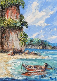 Holzboot in einer türkisfarbenen Lagune mit Felsen