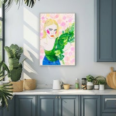 Une femme blonde en vert