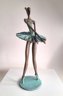 Ballerina, scultura realistica in bronzo, pezzo unico, 14 x 14 x 37 cm