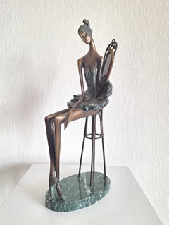 « Ballerine sur une chaise baroque n° 3 », sculpture figurative unique en son genre