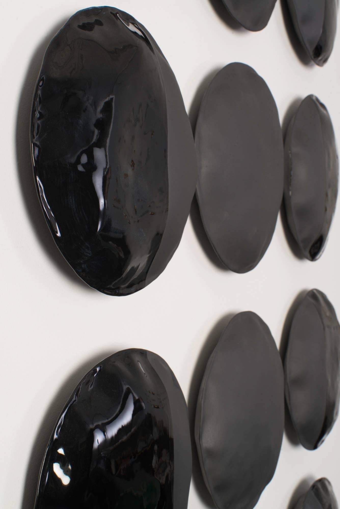 Black Porcelaine pillows, Mirror - Sculpture by Stepanka Horalkova