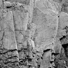 Rockface 17 (Photo abstraite carrée en noir et blanc d'une carrière de roches déchiquetées)