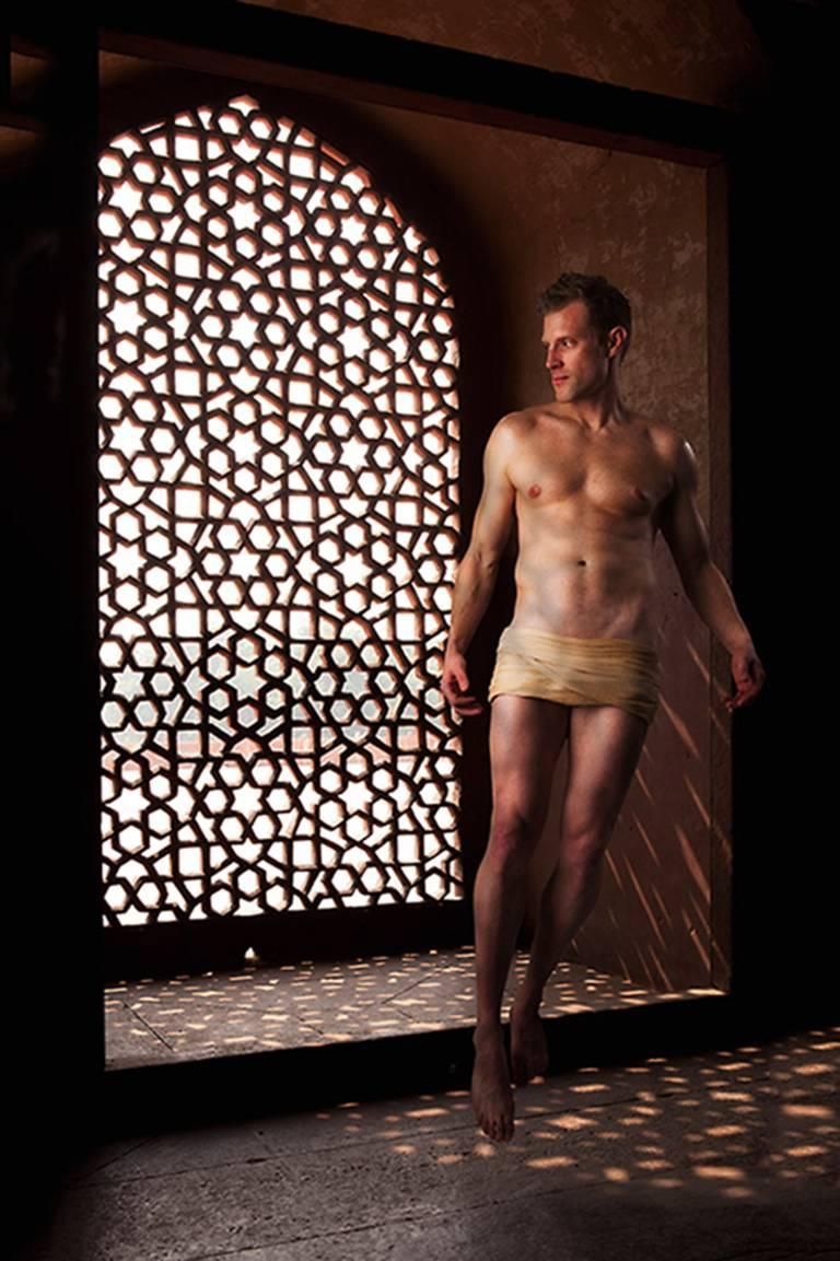 Mero mortal nº 4 (Fotografía de archivo de desnudo masculino en un escaparate islámico)