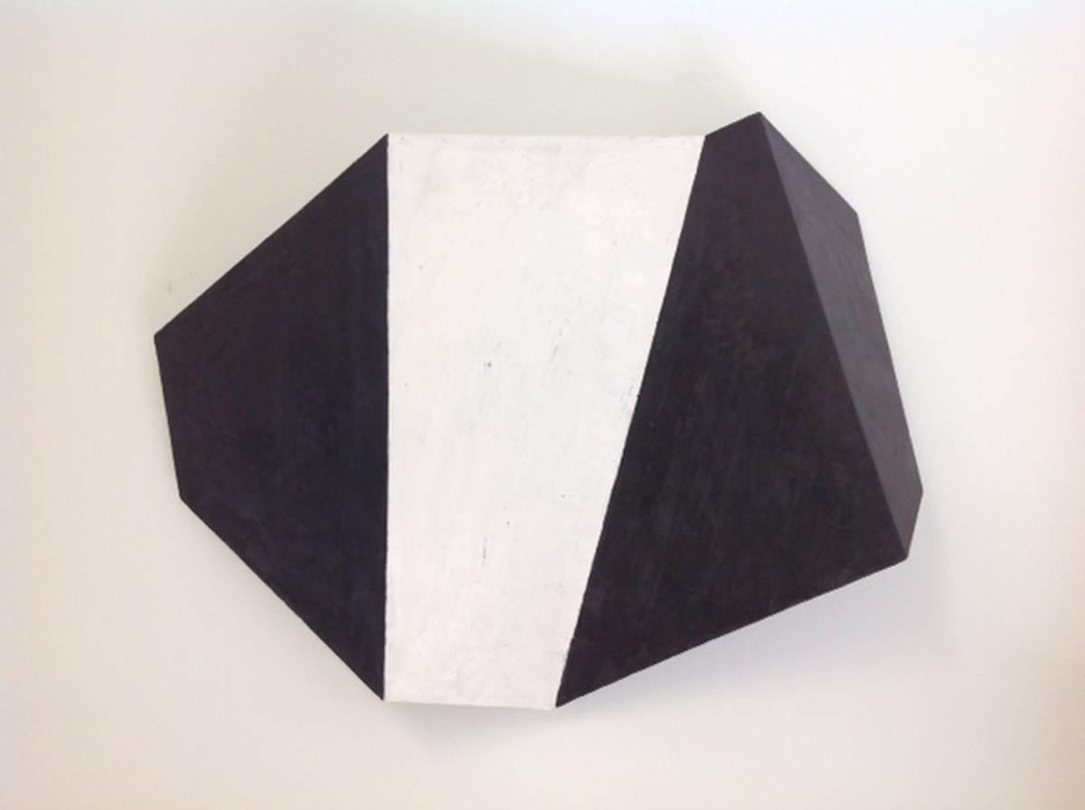 Dai Ban Abstract Sculpture – Schwarz-Weiß (Minimalistische abstrakte 3D-Wandskulptur)