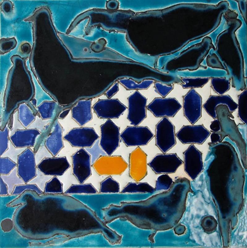 Vogele und Geometrie, Nr. 1: Abstraktes Keramikwerk auf Tafel, Schwarze Vögel und blaue Kacheln