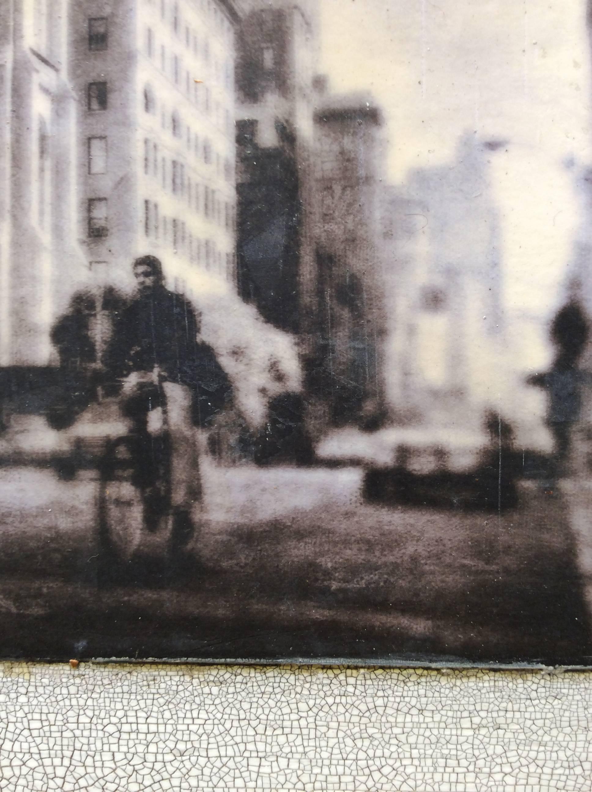 Bike mit Empire, NY (gerahmte und mattierte Fotografie des Empire State Building) (Grau), Black and White Photograph, von Peter Kelly