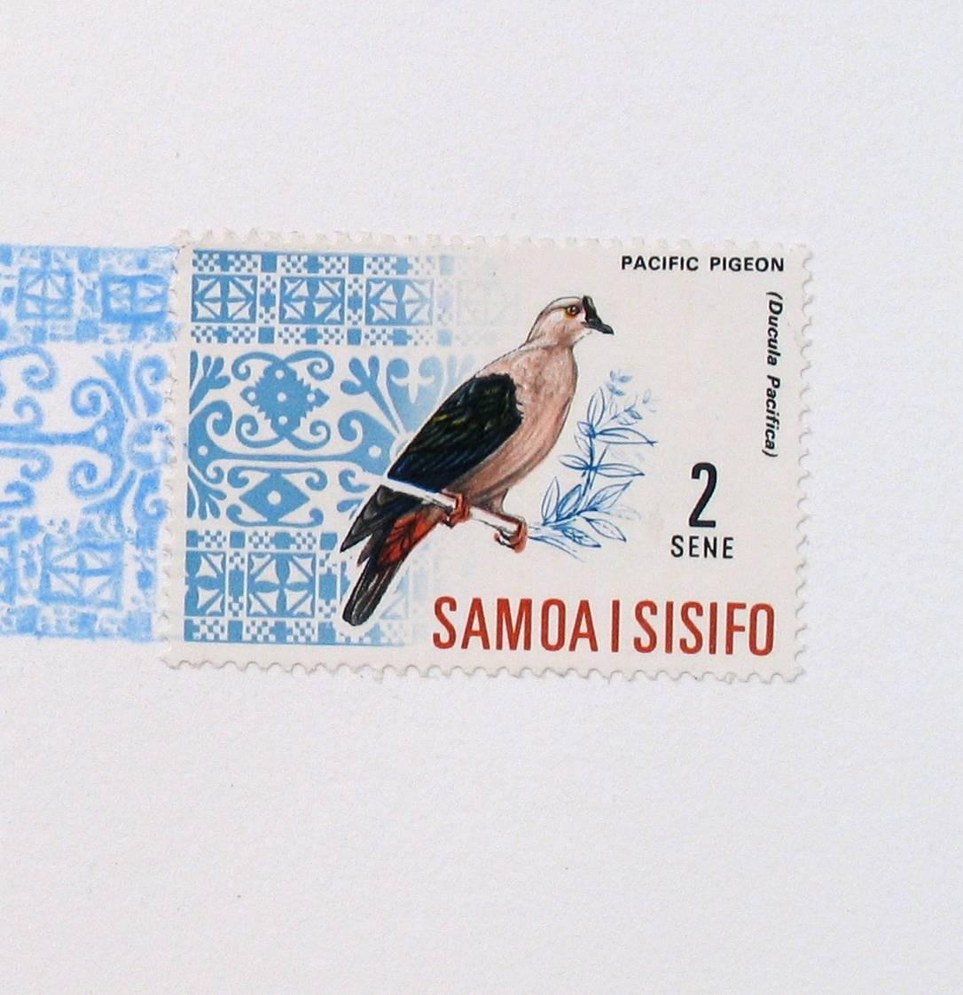 Samoa, Blaues Flugmuster: ( himmelblaue farbige Bleistiftzeichnung und Vogelstempel) (Zeitgenössisch), Art, von Andrea Moreau