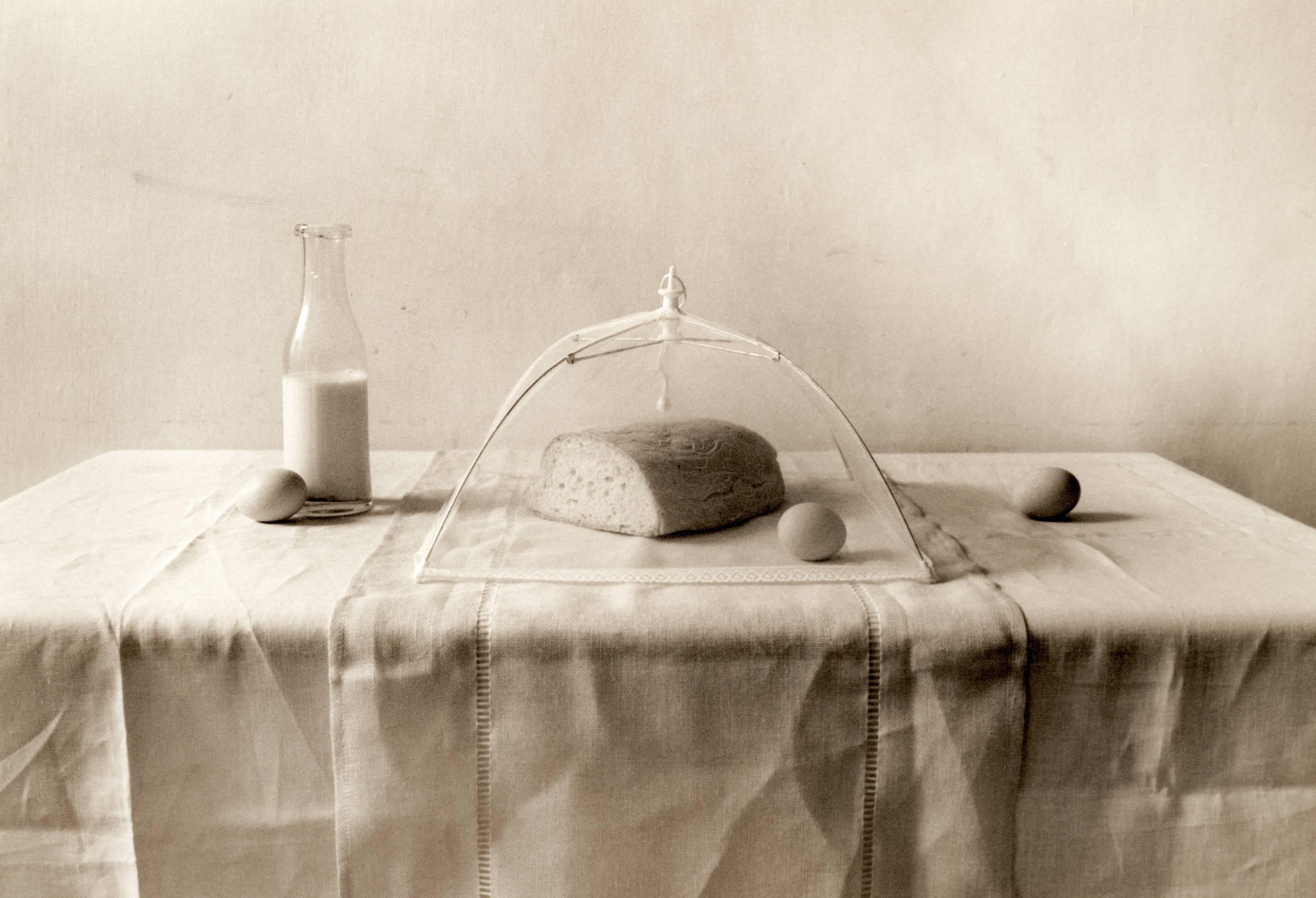 David Halliday Still-Life Photograph – Milch und Eier