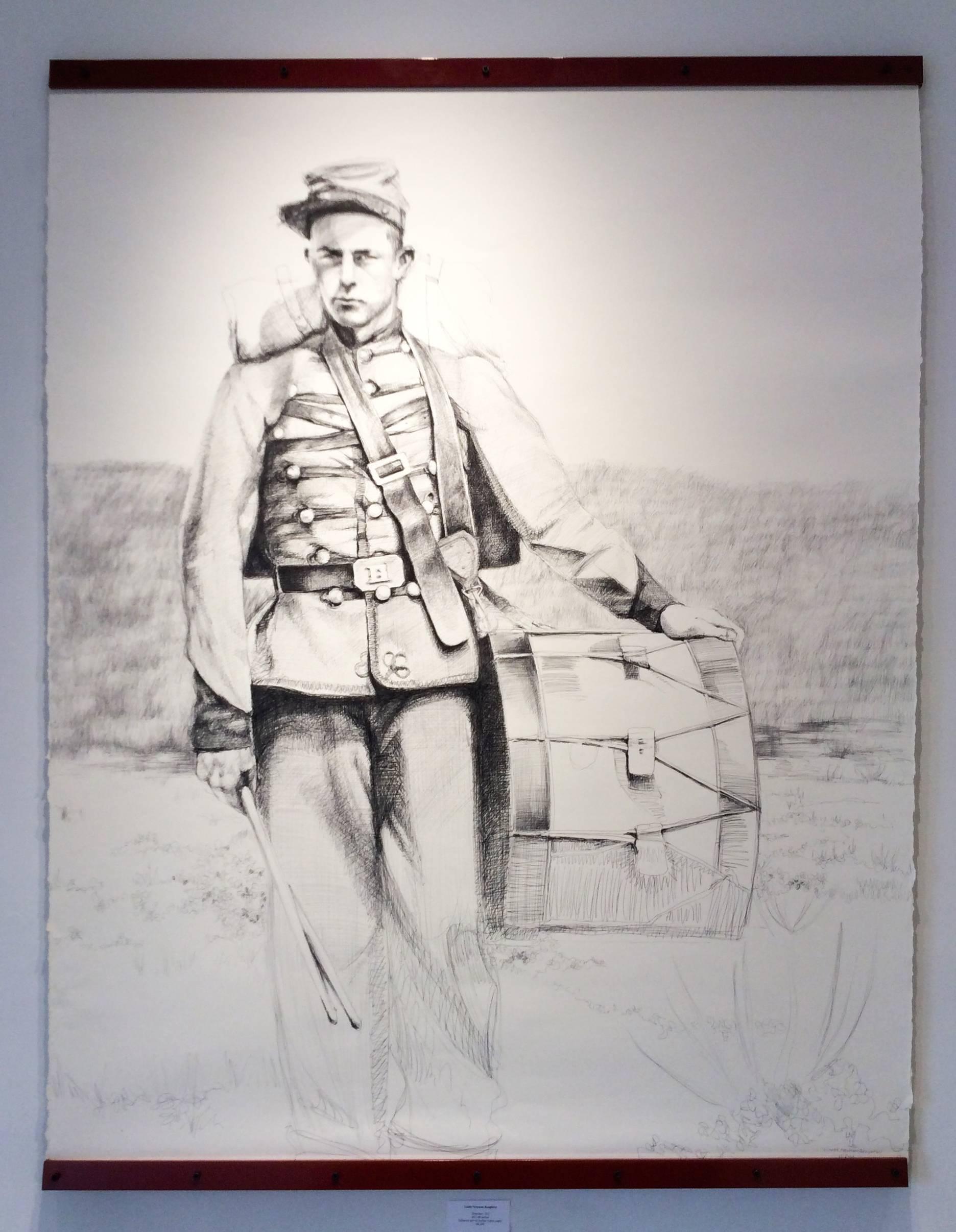 Trommelmann (großes Schwarz-Weiß-Kugelschreiber-Porträt eines Soldaten aus dem Bürgerkrieg) – Art von Linda Newman Boughton