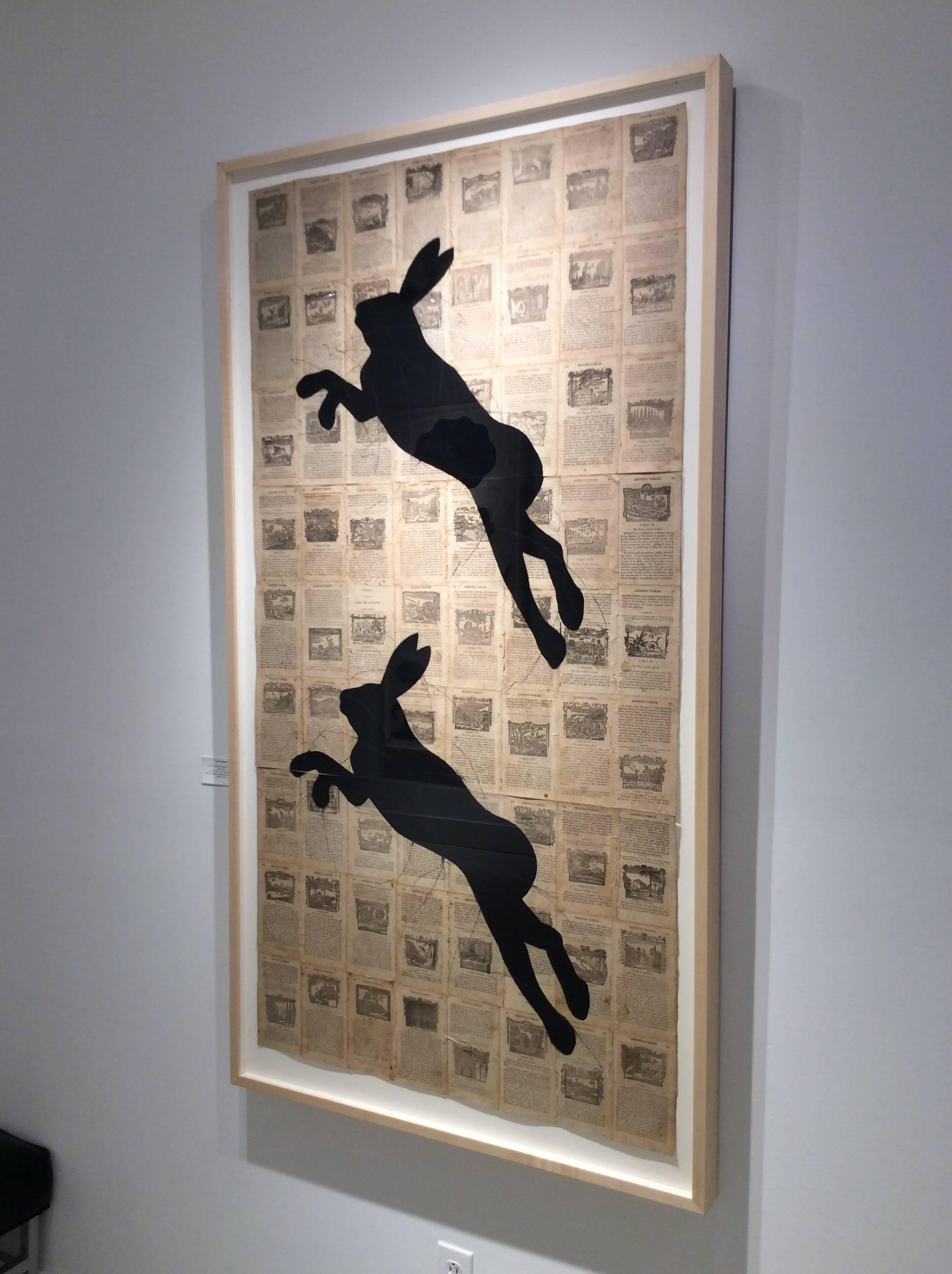 Anciennes fables originales et modernes avec des hares (Collage gris avec craie et papier) - Art de Louise Laplante