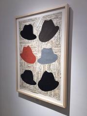 Man Music (Disegno moderno di Fedora arancione, nera, blu e grigia su spartito)