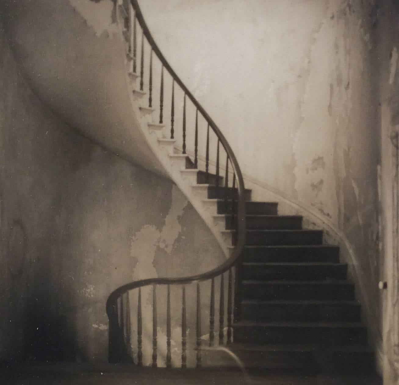 David Halliday Black and White Photograph – Staircase (Quadrat, Sepia getönte Vintage-Fotografie eines Spiralstaircase)