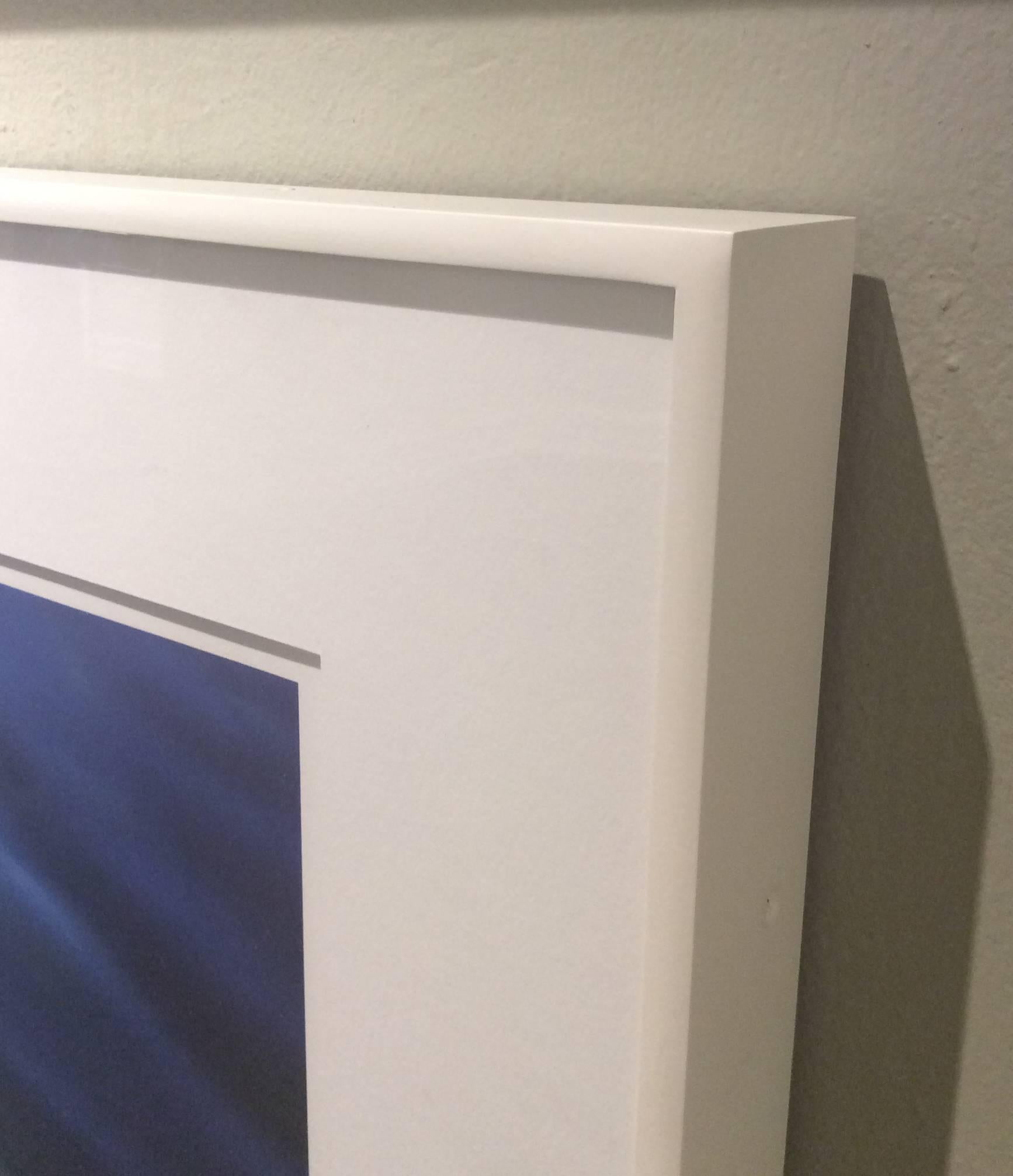 archivierungs-Pigmentdruck
10 x 15 Zoll ungerahmt
16 x 22 Zoll in weißem Metallrahmen mit UV-Filter

Dieser moderne, minimalistische Archivpigmentdruck einer blauen Teichwelle wurde von der New Yorker Fotografin Betsy Weis im Jahr 2004