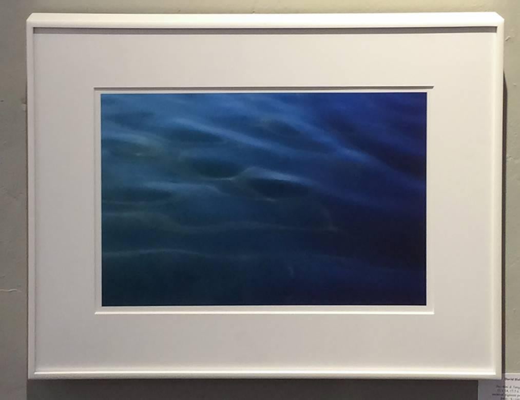 Aquarelle bleue d'un étang (Photographie contemporaine d'une vague d'eau avec cadre blanc moderne) - Bleu Color Photograph par Betsy Weis