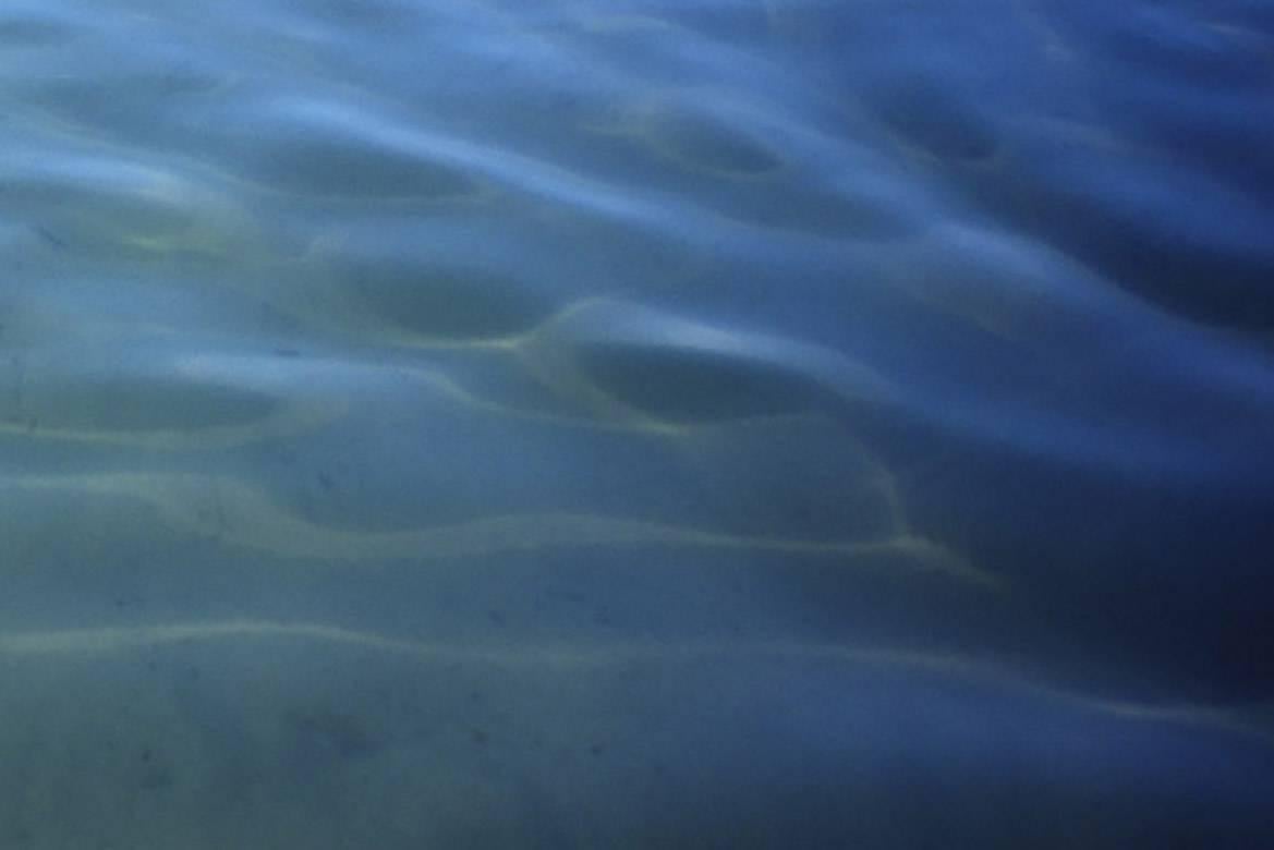 Color Photograph Betsy Weis - Aquarelle bleue d'un étang (Photographie contemporaine d'une vague d'eau avec cadre blanc moderne)