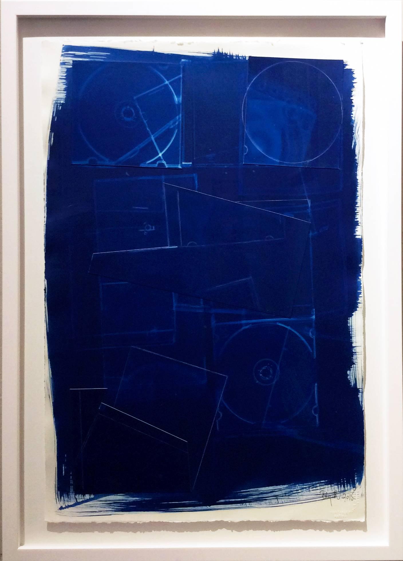 Senza titolo XXI (Cianotipia contemporanea blu su carta in cornice moderna bianca) - Photograph di Birgit Blyth