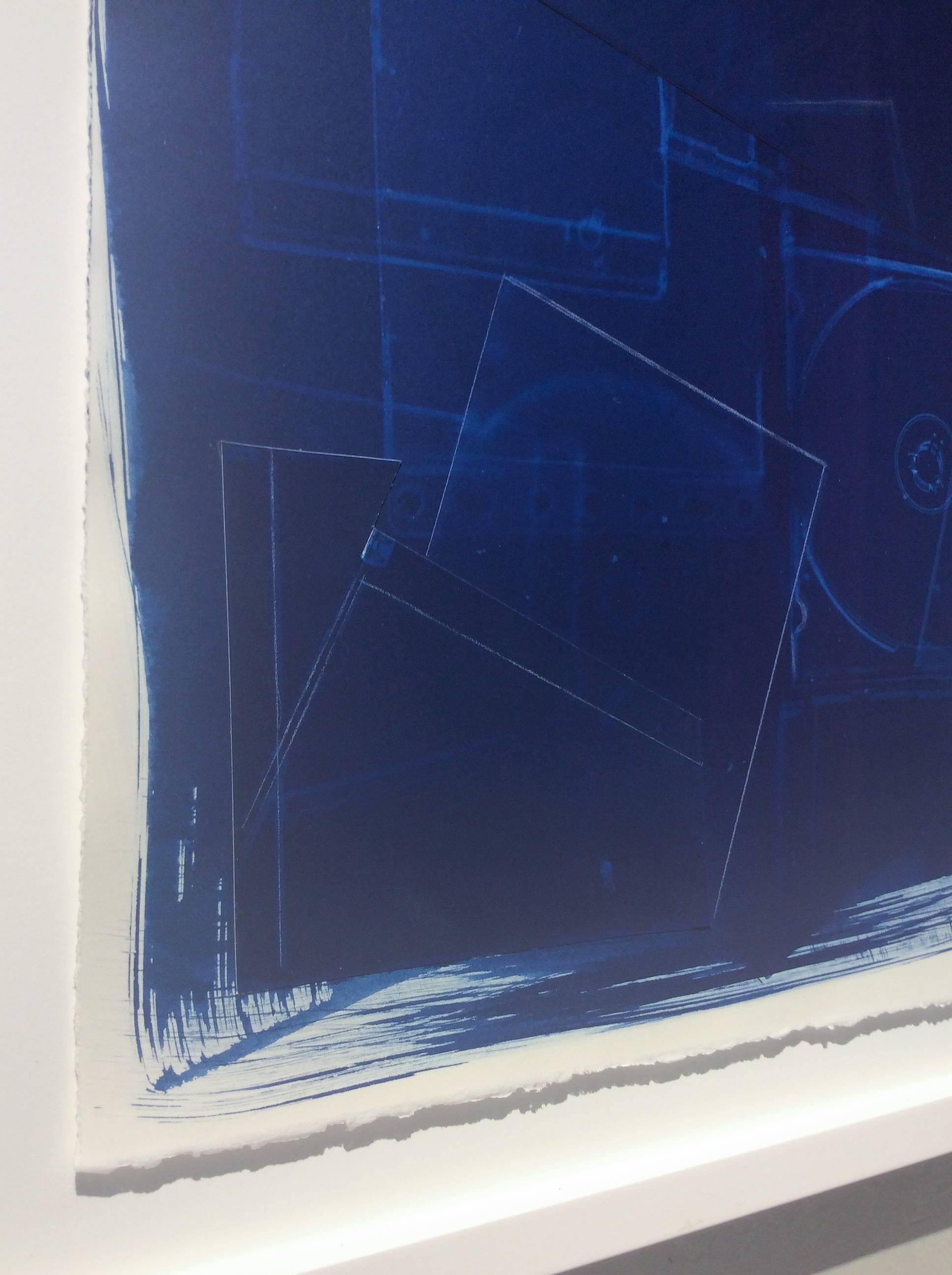 Senza titolo XXI (Cianotipia contemporanea blu su carta in cornice moderna bianca) - Abstract Photograph Viola di Birgit Blyth