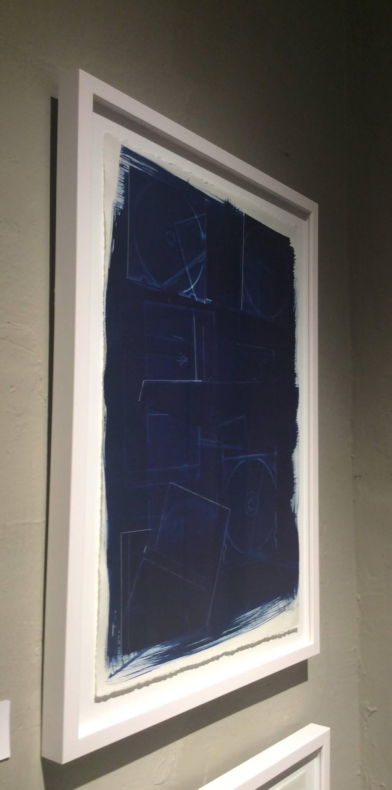 Senza titolo XXI (Cianotipia contemporanea blu su carta in cornice moderna bianca) 1