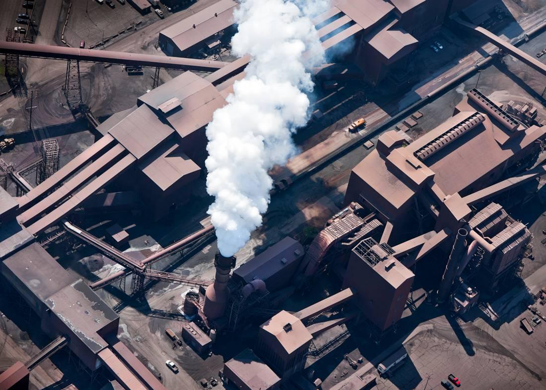 John Griebsch Color Photograph – Stahlmühle und Wasserwagen aus Stahl, Gary, IN (Framed Modern Industrial Aerial Photograph)