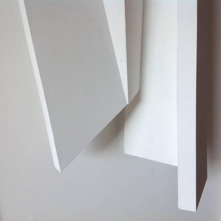 Está Lloviendo Aquí Desearía Tener Un Paraguas (Escultura Minimalista Blanca De Pared) - Sculpture de Dai Ban