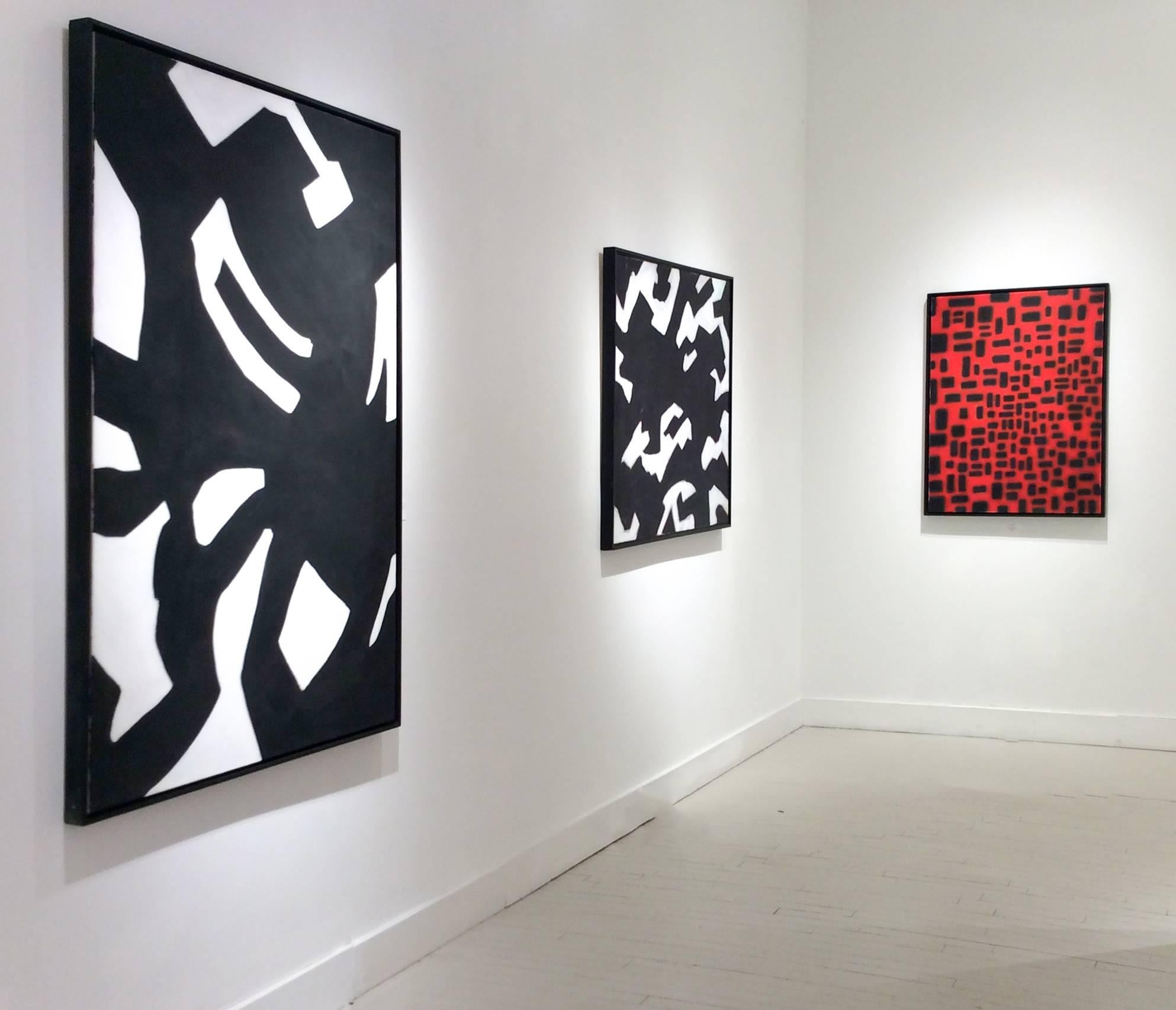 Rote Red Convergence (modernes, abstraktes, geometrisches rot-schwarzes Gemälde in schwarzem Rahmen – Painting von Stephen Brophy