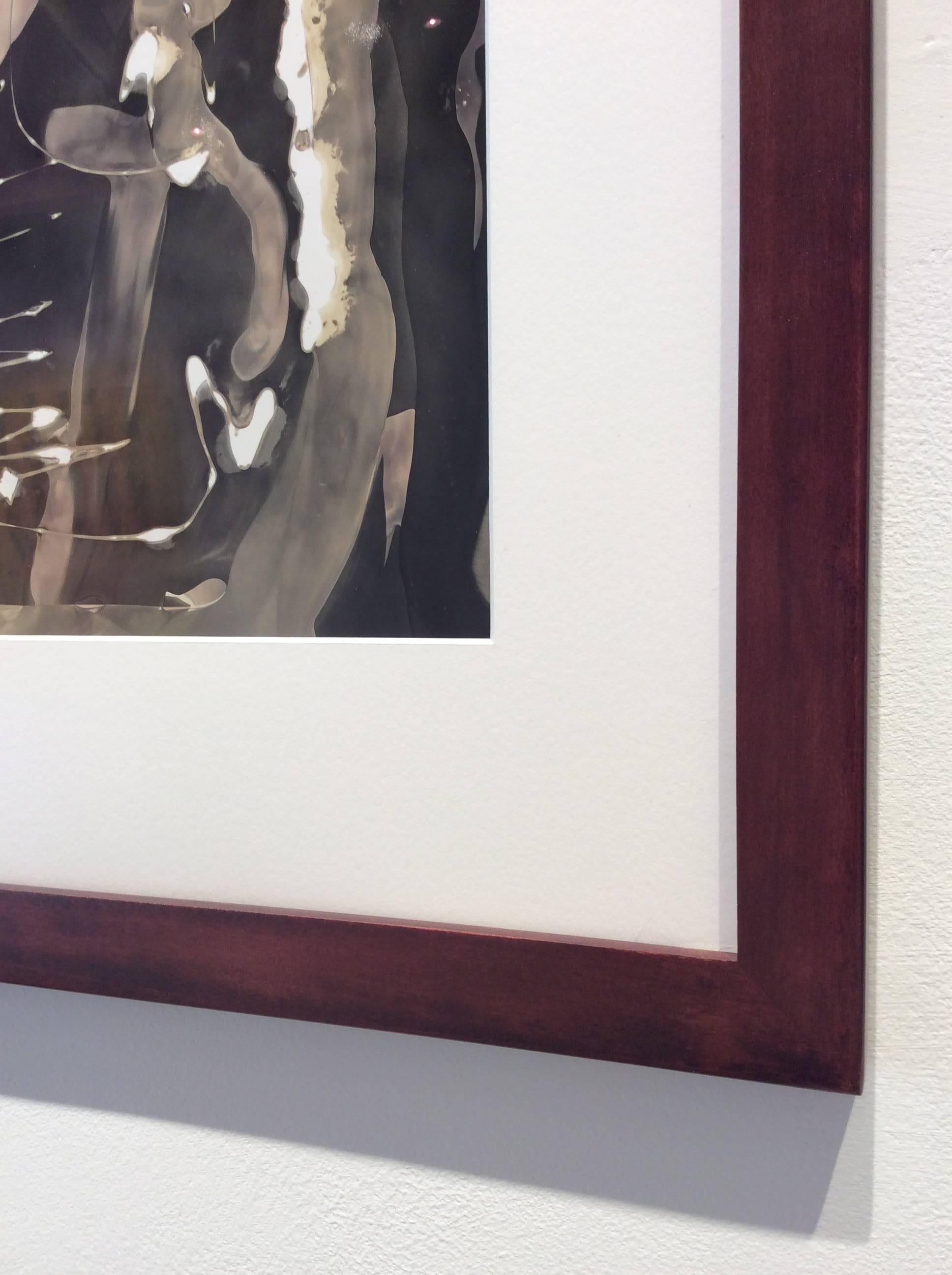 Monoprint cromoschermico unico su carta fotografica
22 x 18 pollici incorniciato

Questa monostampa cromoschermica contemporanea e astratta è stata creata dalla fotografa sperimentale Birgit Blyth. Senza l'uso di una macchina fotografica, l'artista